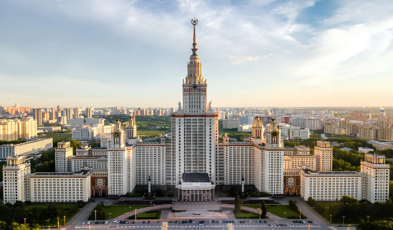 Главное здание МГУ и панорама Москвы